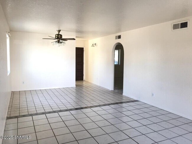 Foto del edificio - 1605 S Telshor Blvd