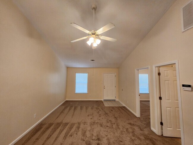 Building Photo - 526 Edgecliff Ln
