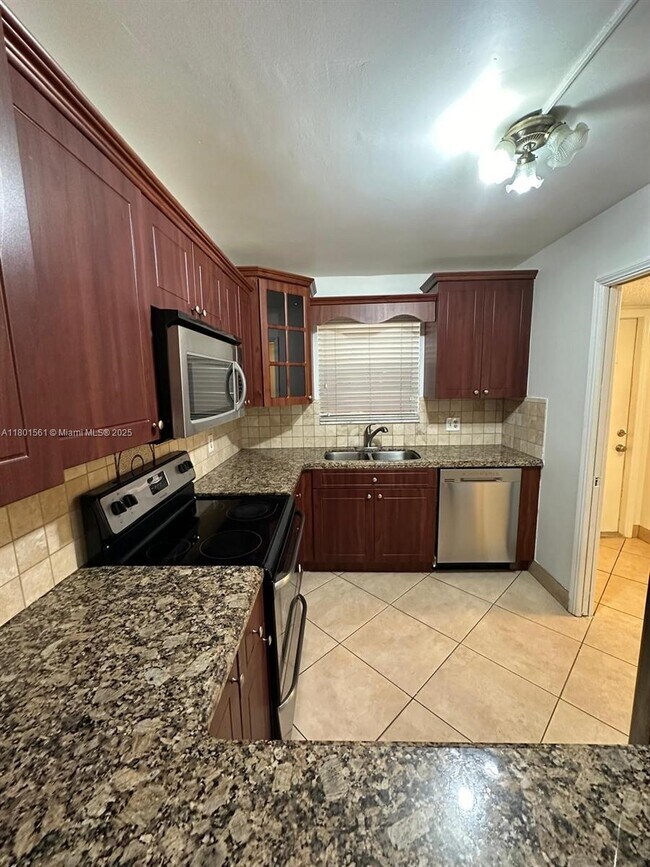 Foto del edificio - 9410 Live Oak Pl