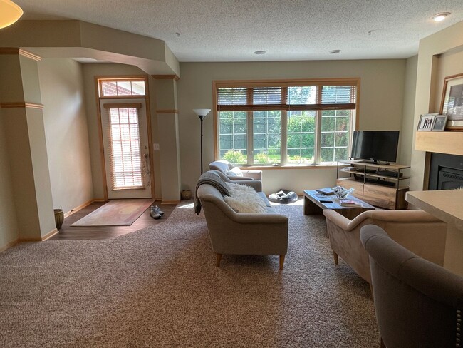 Building Photo - Blaine Town Home, Very Spacious Layout, 2 ...
