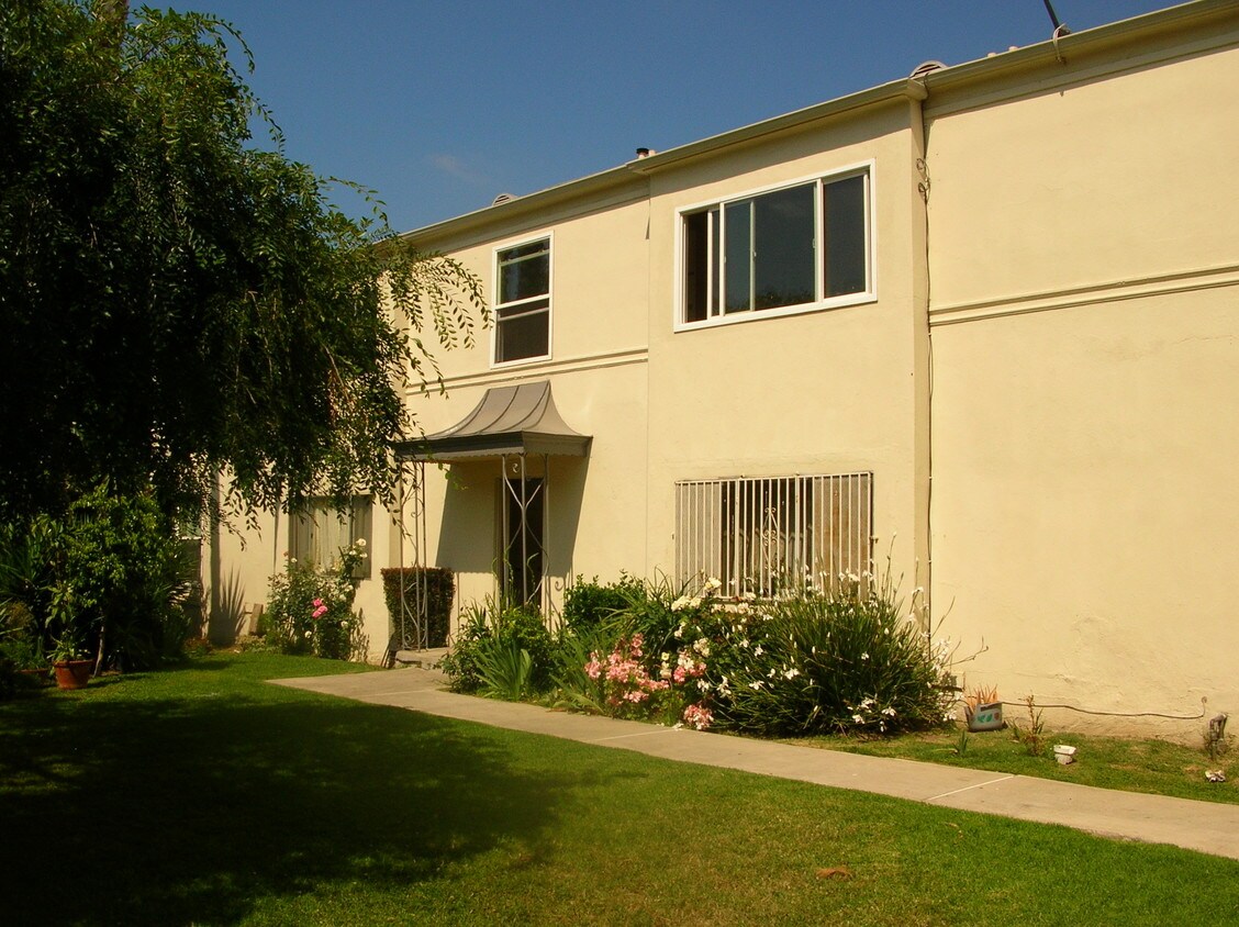 Front of building - 1207 S Plymouth Blvd