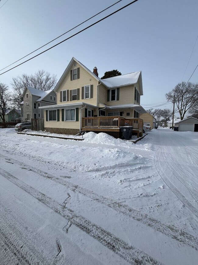 Building Photo - 814 16th St S