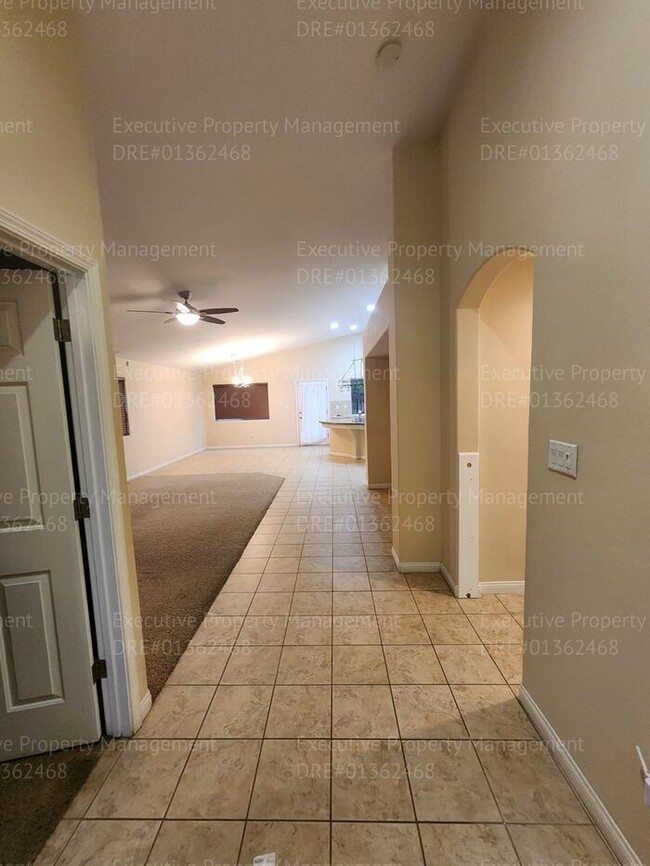 Building Photo - Spacious 4 bedroom 2 bathroom home located...