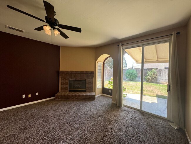Foto del edificio - Northwest Bakersfield Home!