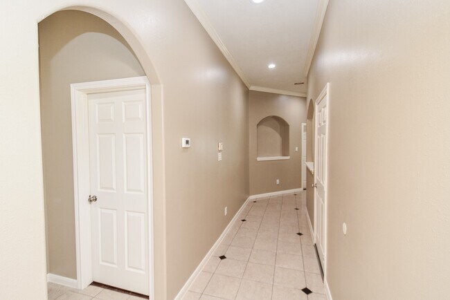 Building Photo - 15975 Cottage Ivy Cir