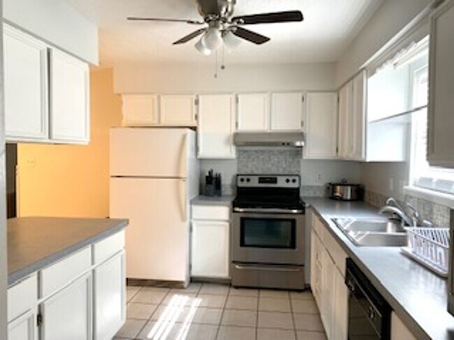Foto del edificio - Beautiful  3 bedroom, 2 bath home with 2 c...