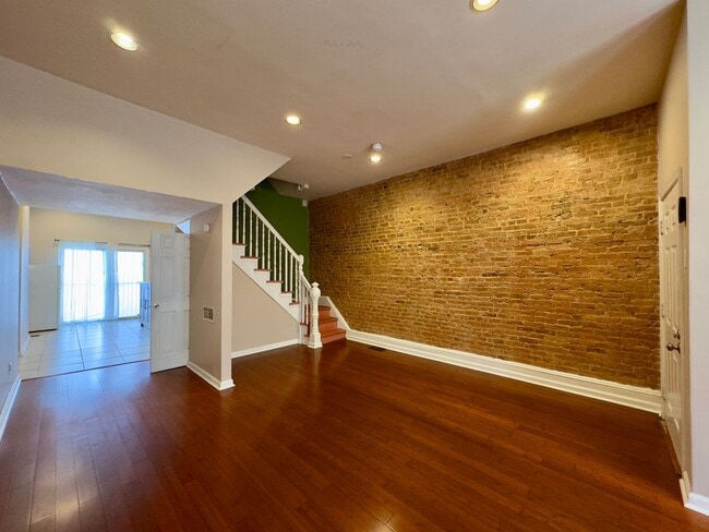 Building Photo - Charming 4 Bedroom/2.5 Bathroom in Station North, MD!