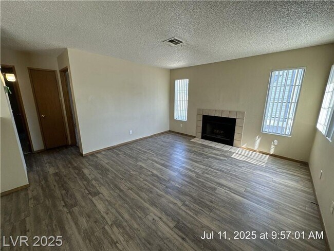 Foto del edificio - UPSTAIRS 2 BEDROOM UNIT ON THE EASTSIDE!