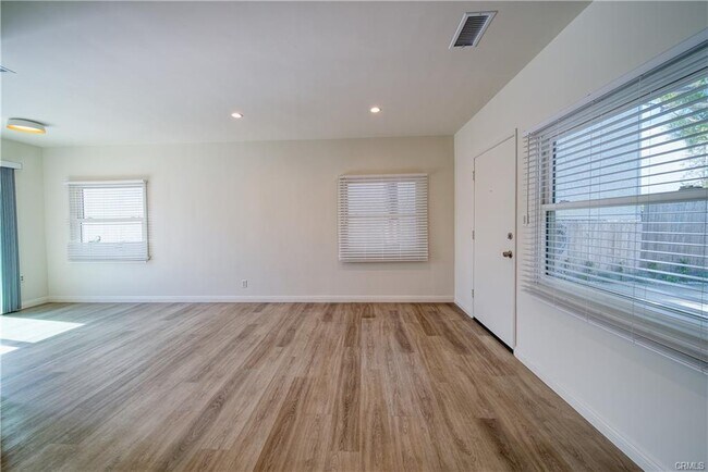 Building Photo - 926 Manhattan Beach Blvd