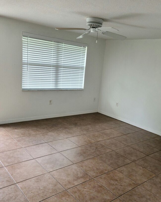 Building Photo - Cute 2 bedroom 1 bath fence house