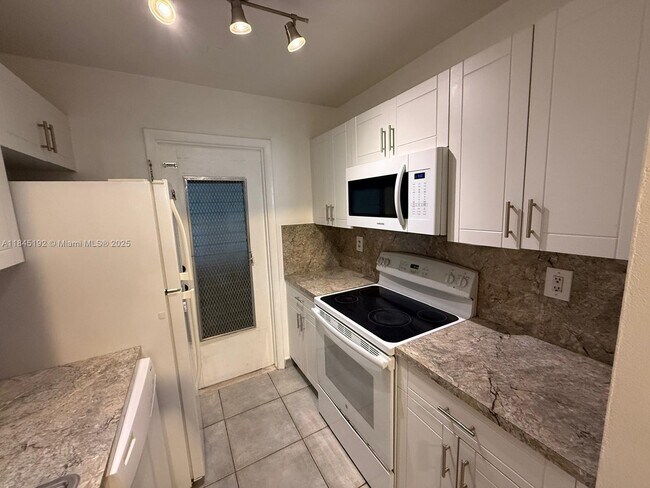 Building Photo - 2633 Pierce St