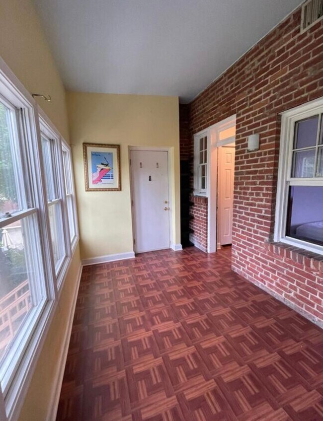 él - 4834 Reservoir Rd NW
