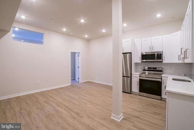 Building Photo - 1330 S Patton St