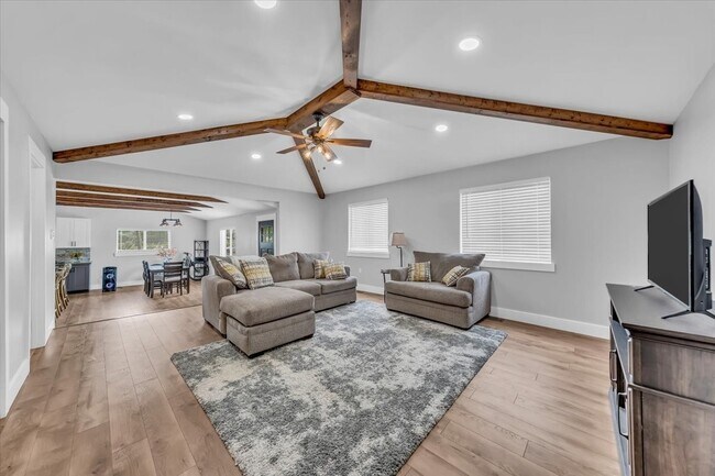 Foto del edificio - 1000 Pruitt Ln