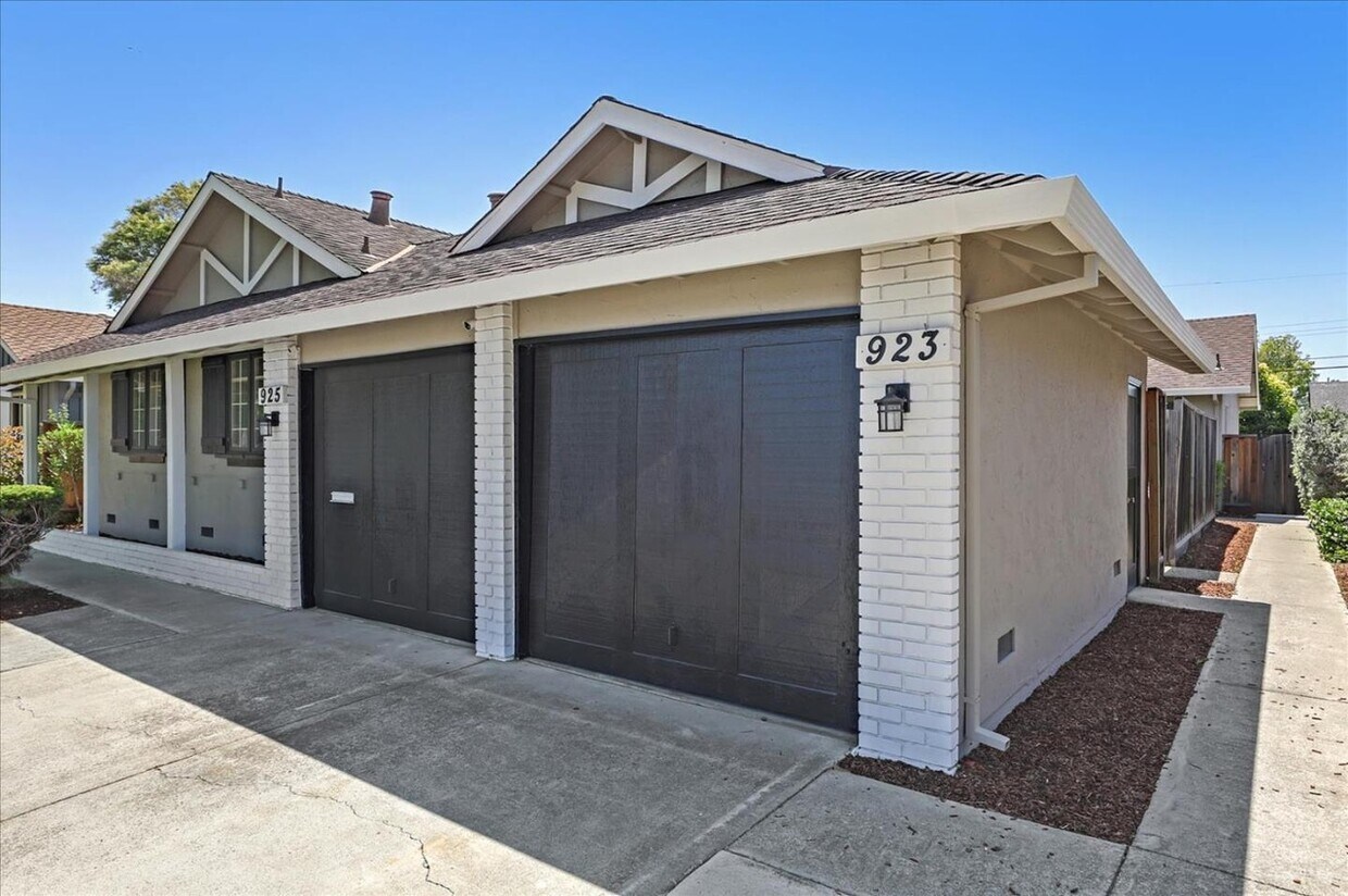 Primary Photo - 923 Henderson Ave