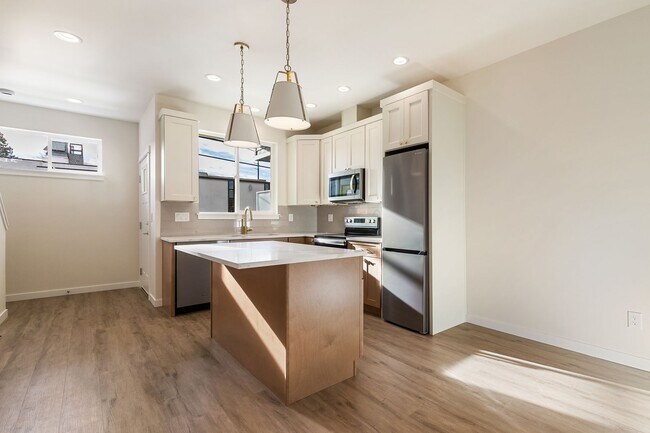 Foto del edificio - Halleck Townhomes Triplex