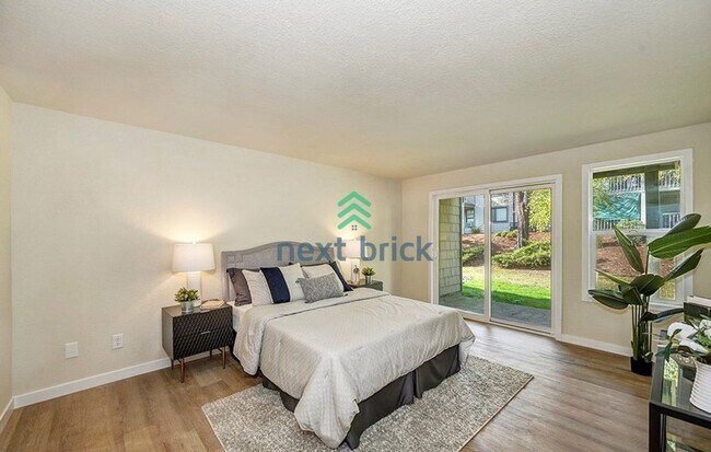 Building Photo - 2 Bed and 1.5 Bath Stunning Townhome is Available for Rent!