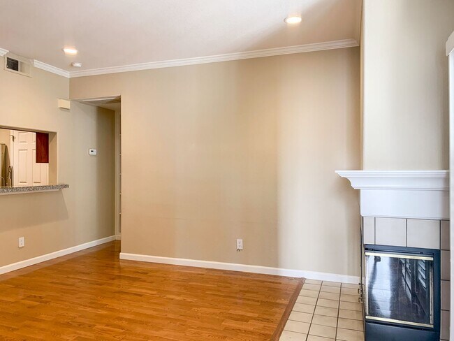 Foto del edificio - 5863 Lake Crowley Pl