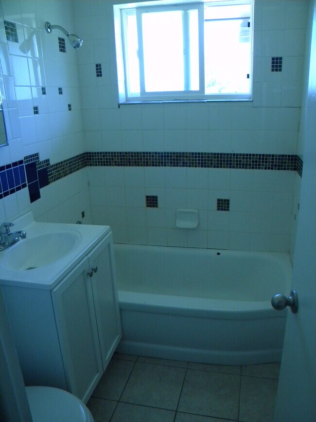 Building Photo - 1260 Holly Pl
