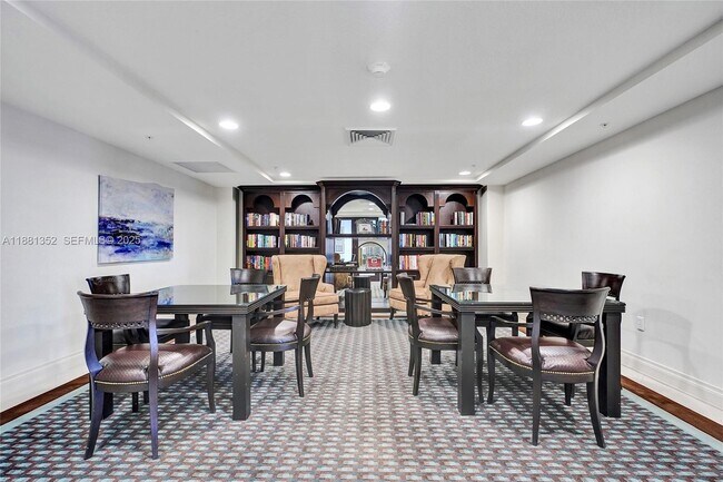 Foto del edificio - 100 S Birch Rd