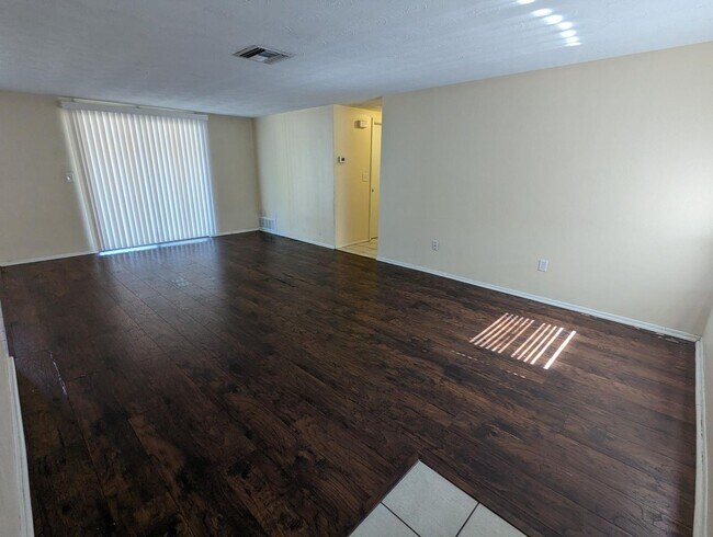 Building Photo - Open floor plan! 2 Bed 1.5 Bath 948 Sq. Ft...