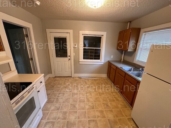 Building Photo - $850 - 2 bedroom/ 1 bathroom - Single Fami...
