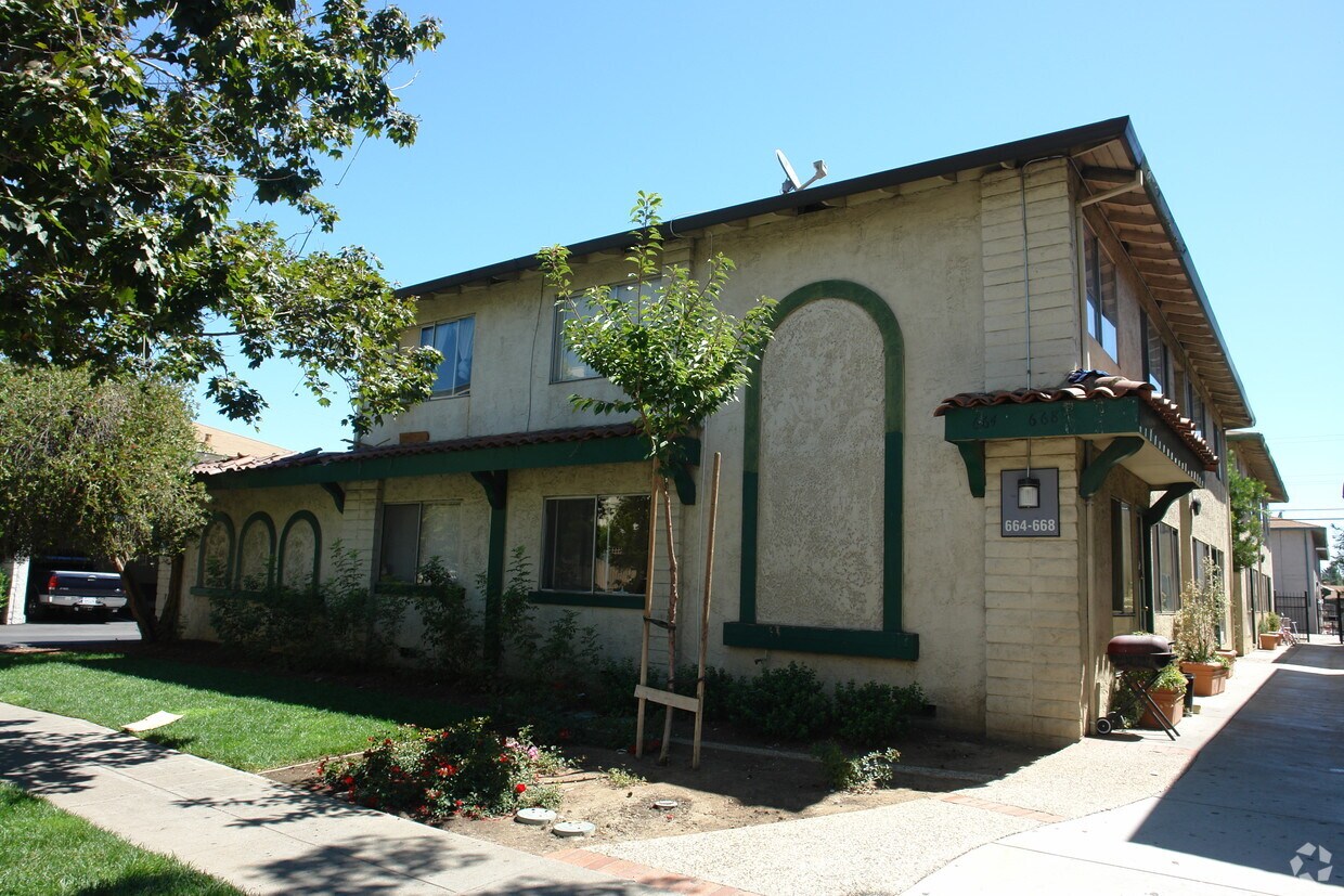 Primary Photo - 664-668 Richmond Ave
