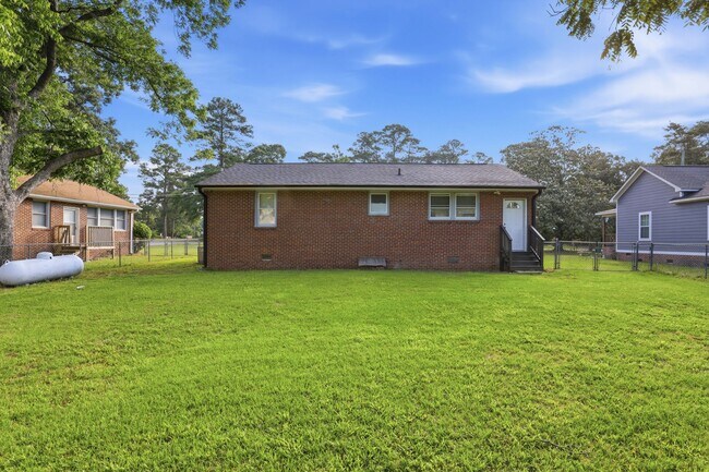 Foto del edificio - 611 Forest Knolls Rd