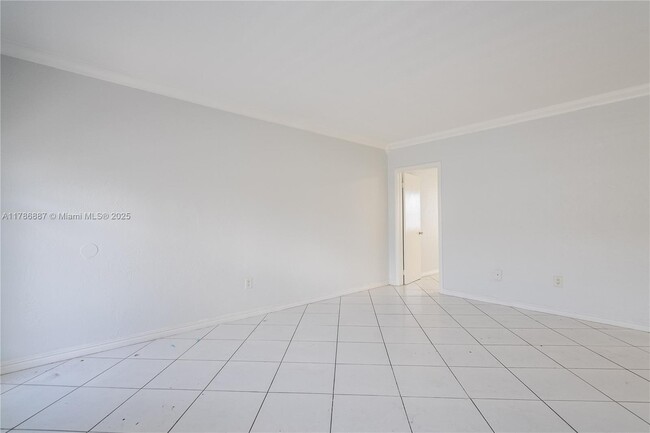 Building Photo - 7640 Carlyle Ave