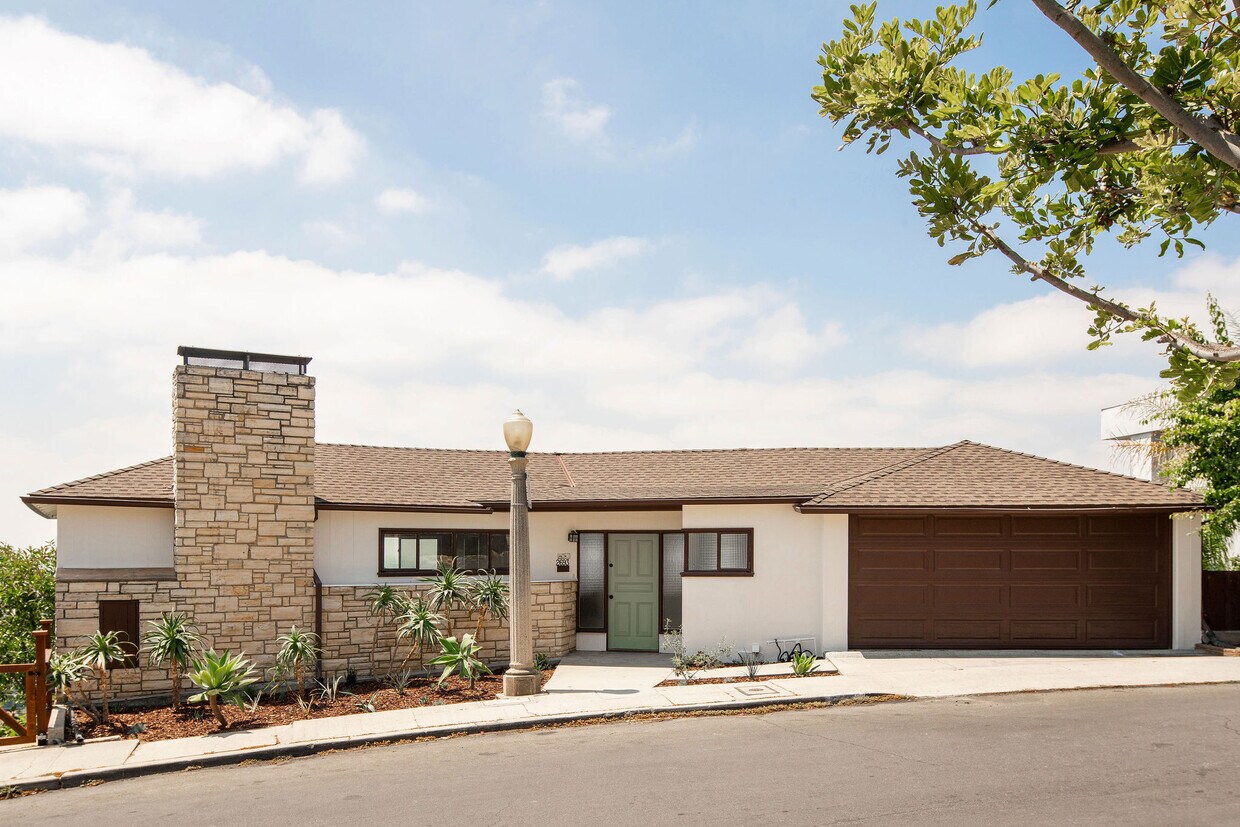 Primary Photo - 2693 Glendower Ave