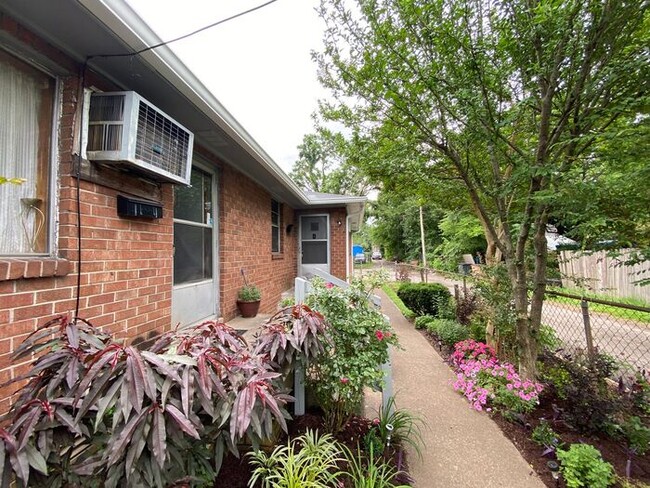 Building Photo - 2 Bedroom Apartment Near Downtown