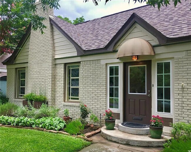 Building Photo - 6166 Valencia St