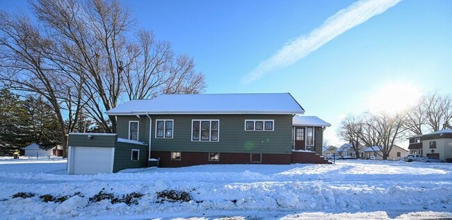 Building Photo - 1802-1806 Superior Ave - Duplex