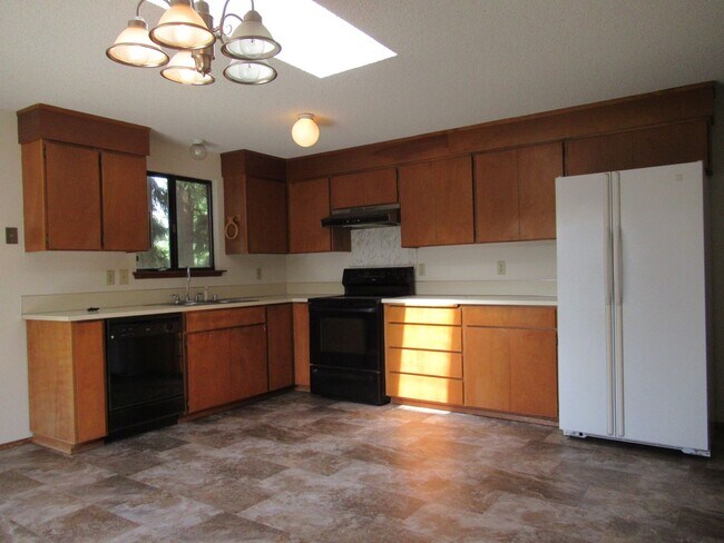 Building Photo - APPROVED APPLICATION(S)-Light and bright 3...