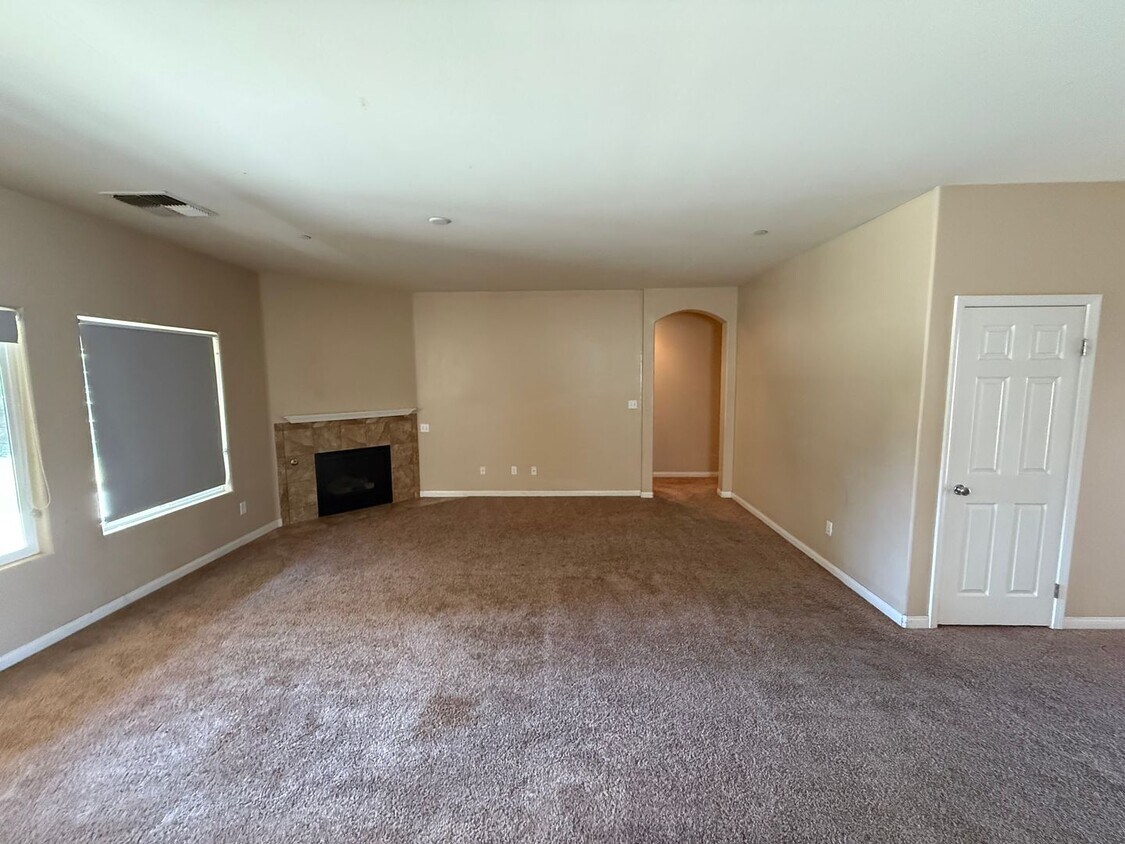 Building Photo - Modern 4-Bedroom, 3-Bathroom Home in the C...