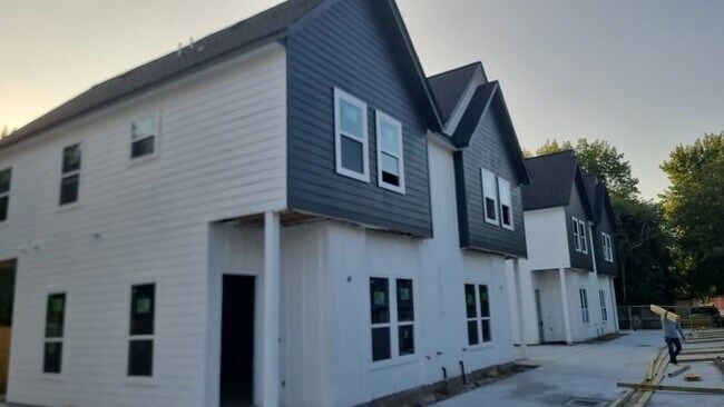 Foto del edificio - 5126 Clover St