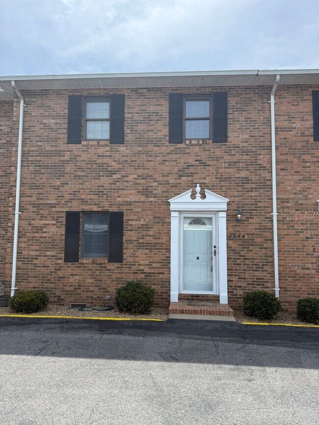 Building Photo - Charming All-Brick Condo in the Heart of Kingsport.