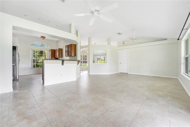 Building Photo - 4390 King Edward Dr