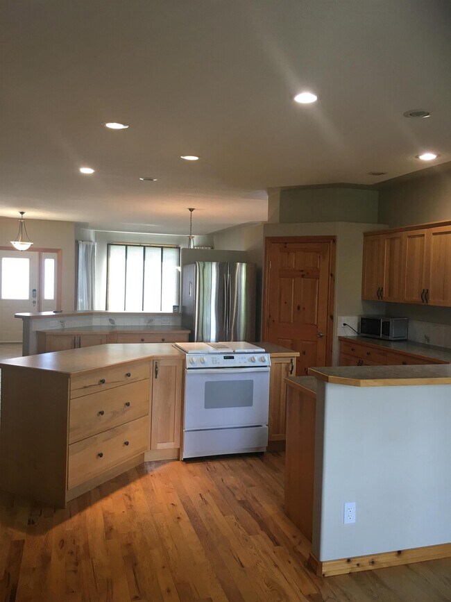 Building Photo - 4 Bed 3.5 Bath Unit in Olds, AB