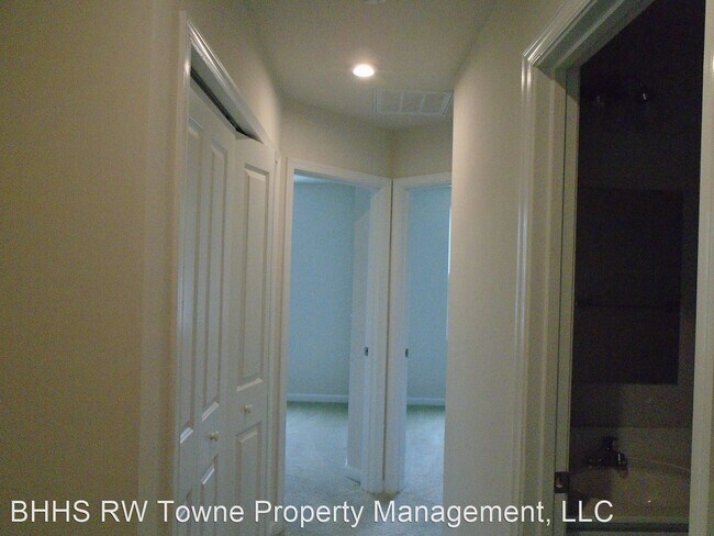 Building Photo - 3 br, 2.5 bath House - 2044 Petersen Way
