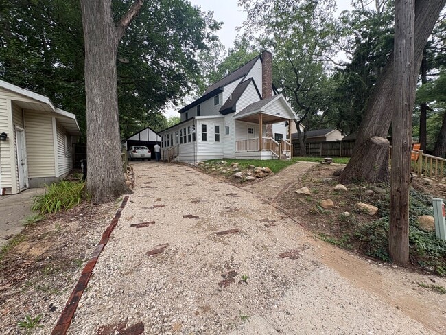 Building Photo - 2390 Crestview Dr SW