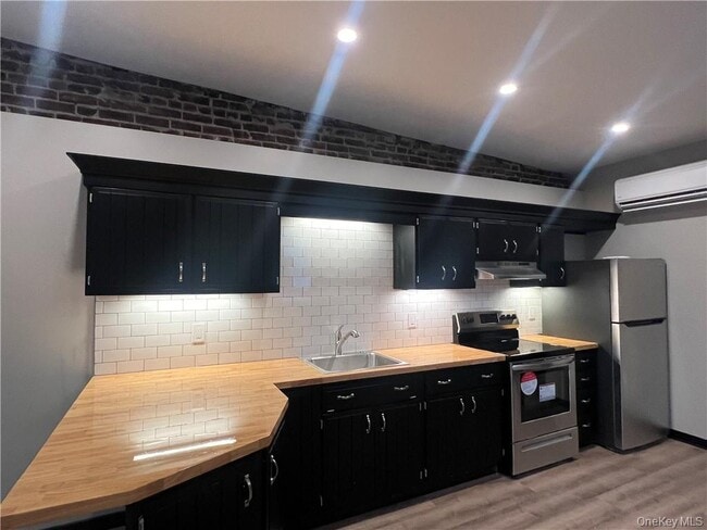 Building Photo - 30 Henry St