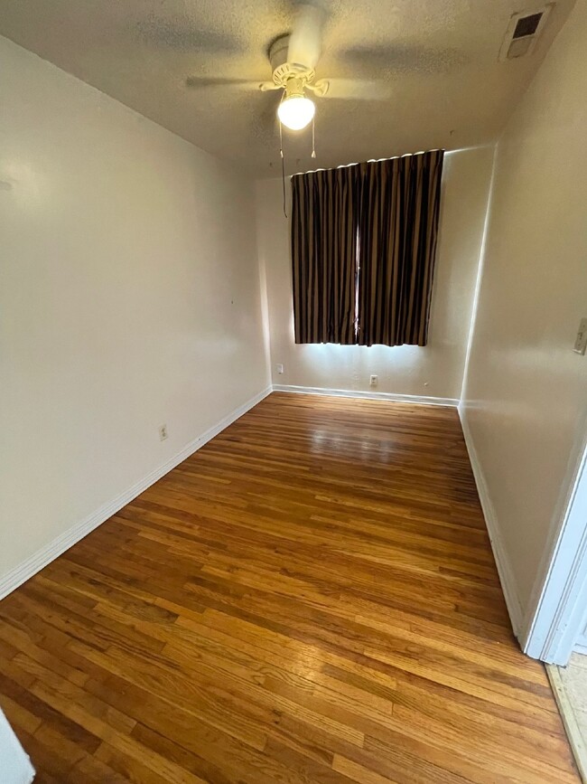 Building Photo - 2-bedroom, 1 bathroom apartment