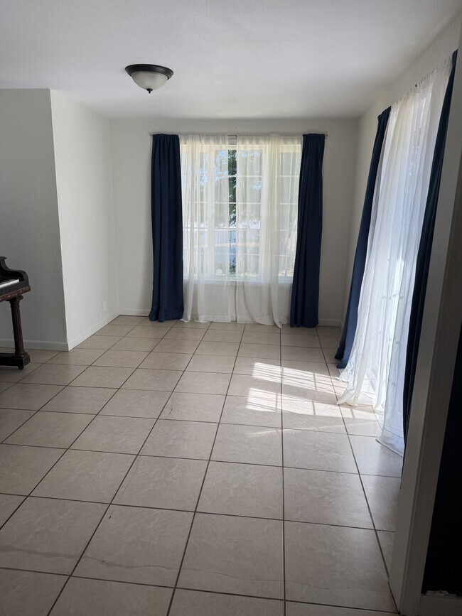 Foto del edificio - 110 NE Isabell Ave
