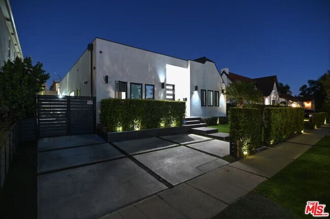 Foto del edificio - 1420 Stearns Dr