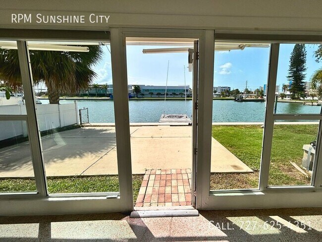Foto del edificio - Waterfront home with dock walking distance...