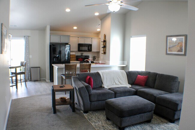 Building Photo - Executive Rental!