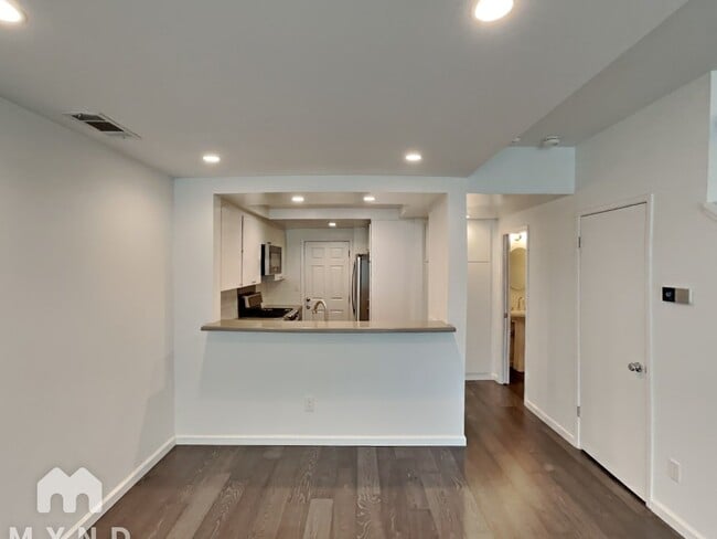Building Photo - 102 Glenbridge Ct