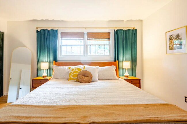 Dormitorio (King) - 807 W Trinity Ave, Unit 128