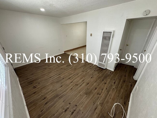 Building Photo - Refurbished Downstairs Apartment w/ Parking